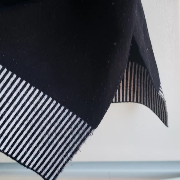 Goofy Sweater - Picture 4 of 4